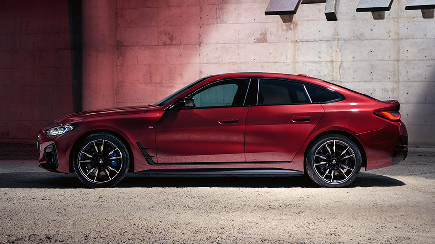 BMW serii 4 Gran Coupé G26 czerwony awenturyn BMW Individual metalizowany widok z boku BMW serii 4 Gran Coupé G26 czerwony awenturyn BMW Individual metalizowany widok z boku