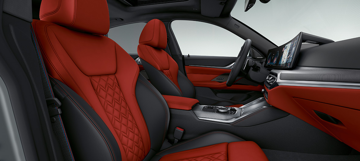 Tapicerka ze skóry Merino czerwień Fiona i czarny BMW serii 4 Gran Coupé G26 2021 wnętrze Rozszerzona tapicerka BMW Individual ze skóry Merino czerwień Fiona i czarny BMW serii 4 Gran Coupé G26 2021 wnętrze kokpit