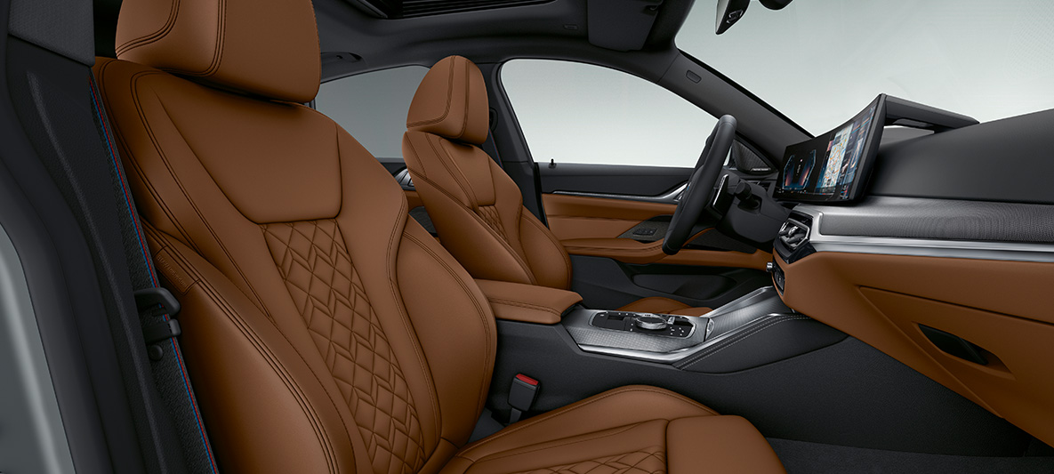Pełna tapicerka BMW Individual ze skóry Merino truflowa BMW serii 4 Gran Coupé G26 2021 wnętrze Pełna tapicerka BMW Individual ze skóry Merino truflowa BMW serii 4 Gran Coupé G26 2021 wnętrze kokpit