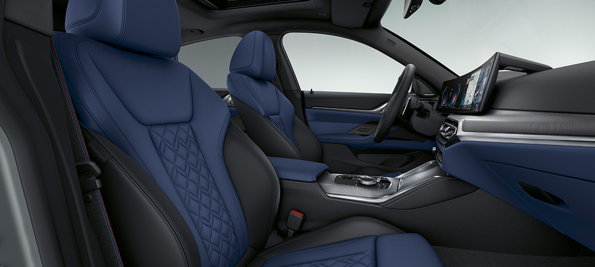 Tapicerka ze skóry Merino błękit fiordów i czarny BMW serii 4 Gran Coupé G26 2021 wnętrze Rozszerzona tapicerka BMW Individual ze skóry Merino błękit fiordów i czarny BMW serii 4 Gran Coupé G26 2021 wnętrze kokpit