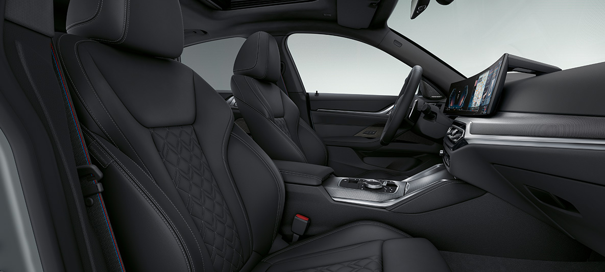 Tapicerka ze skóry Merino czarny BMW serii 4 Gran Coupé G26 2021 wnętrze Rozszerzona tapicerka BMW Individual ze skóry Merino czarny BMW serii 4 Gran Coupé G26 2021 wnętrze kokpit