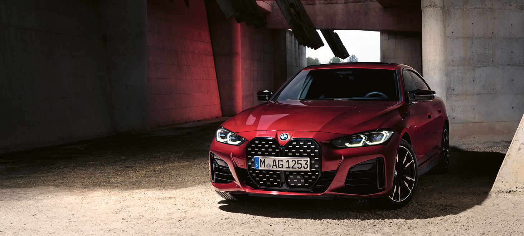 BMW serii 4 Gran Coupé G26 2021 czerwony awenturyn BMW Individual metalizowany przedni półprofil