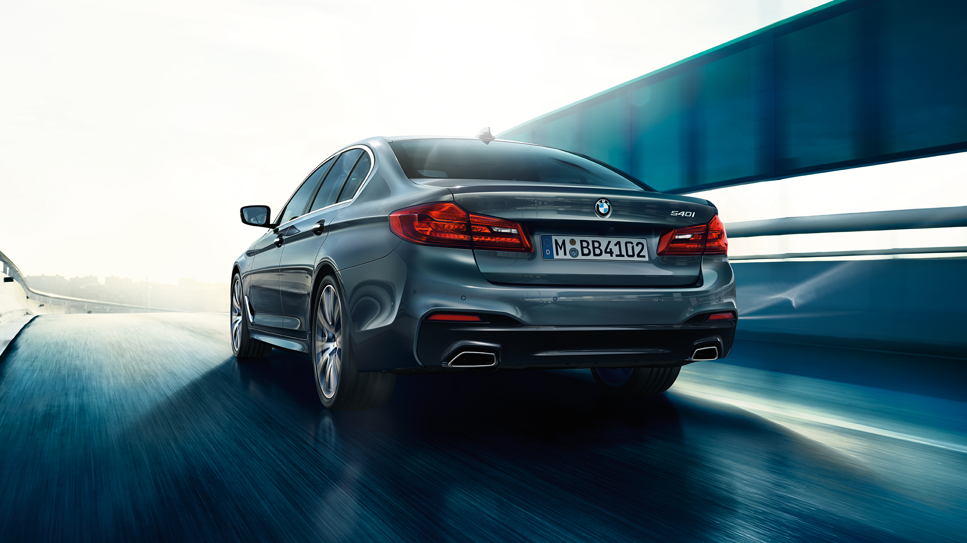 Tył BMW serii 5 Limuzyna BMW serii 5 Limuzyna, 540i Limuzyna G30, bazaltowy metalizowany, widok z tyłu