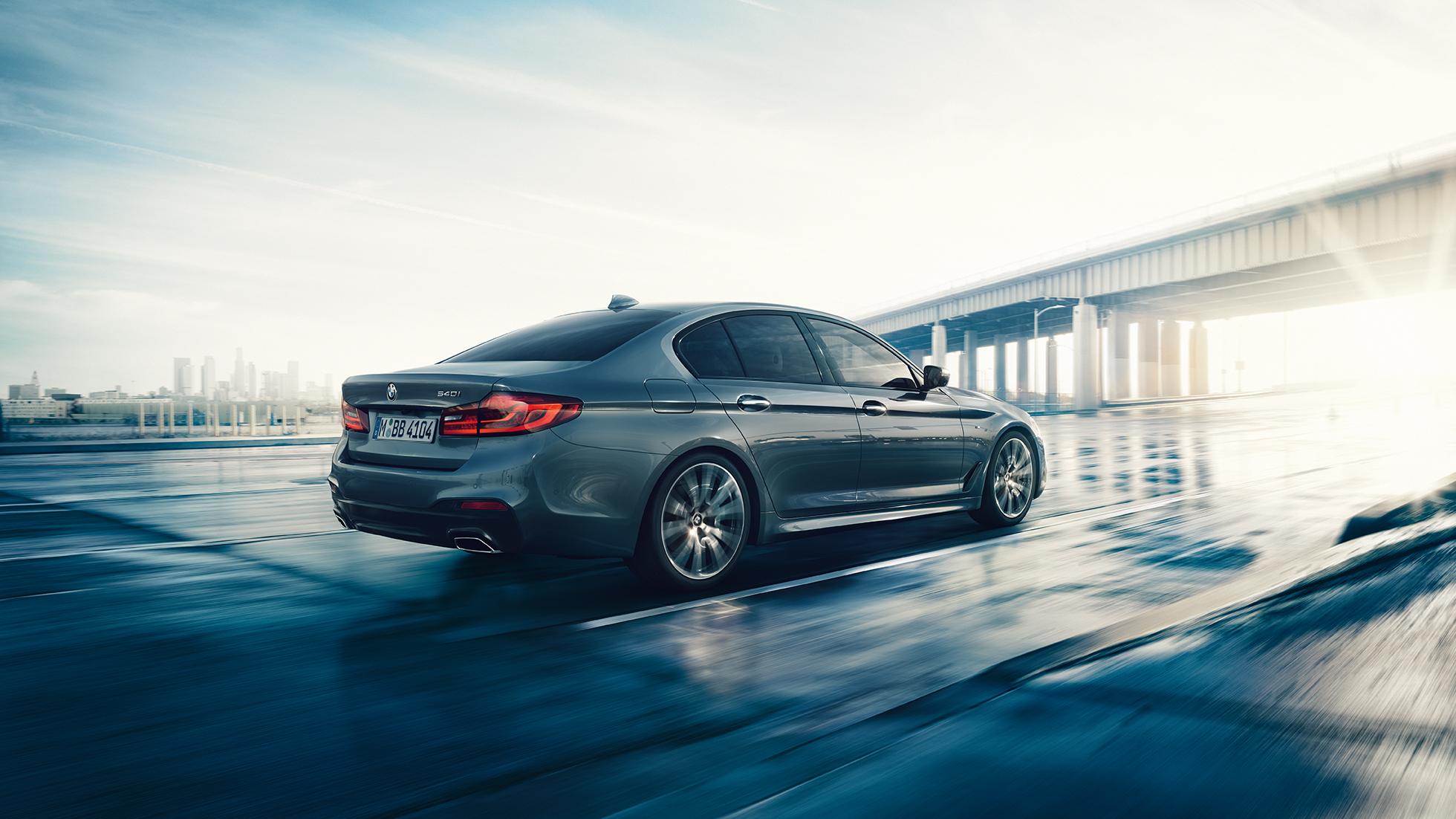 Tył BMW serii 5 Limuzyna Tył BMW serii 5 Limuzyna, najważniejsze cechy, 540i Limuzyna G30, bazaltowy metalizowany, tylny półprofil