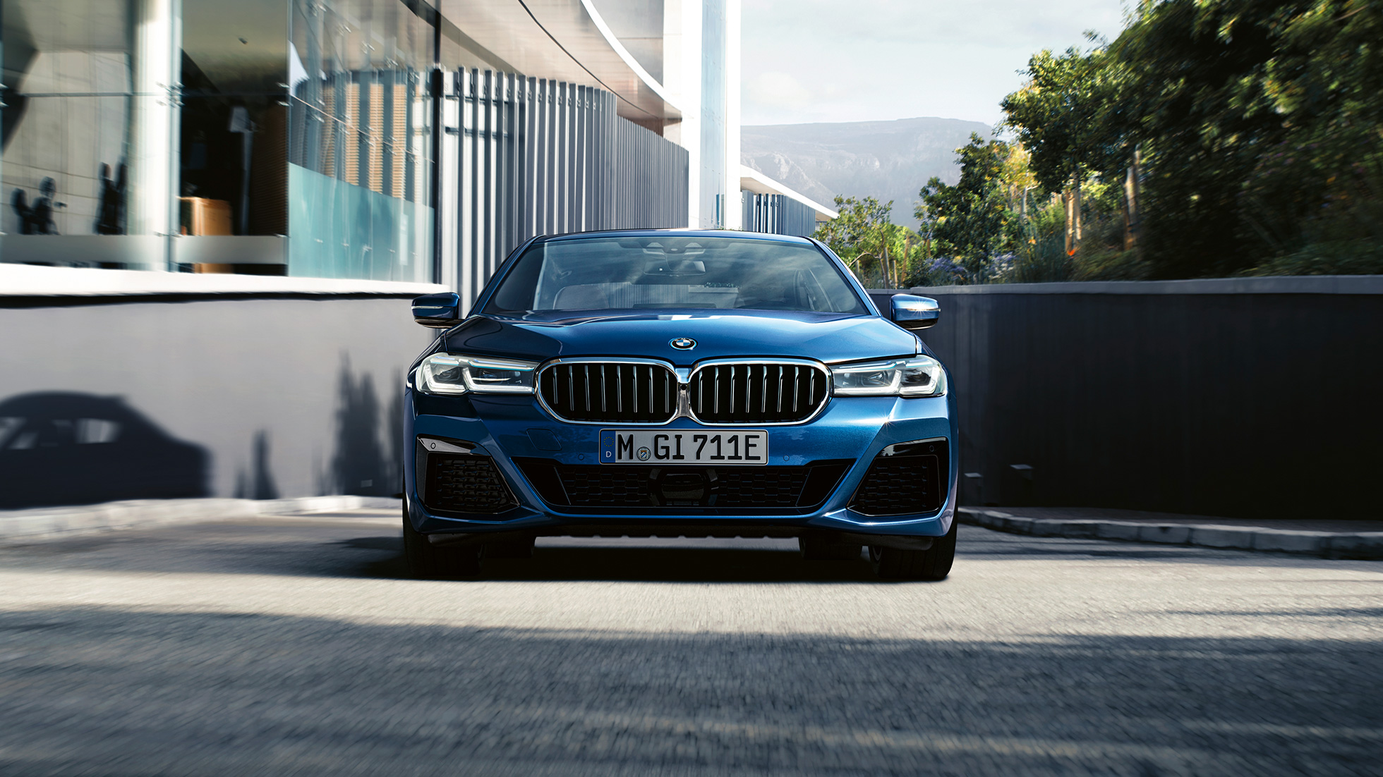 Atrapa chłodnicy i pas przedni w BMW serii 5 Limuzyna G30 Atrapa chłodnicy i pas przedni w BMW serii 5 Limuzyna G30, modernizacja 2020, niebieski Phytonic, zbliżenie przodu