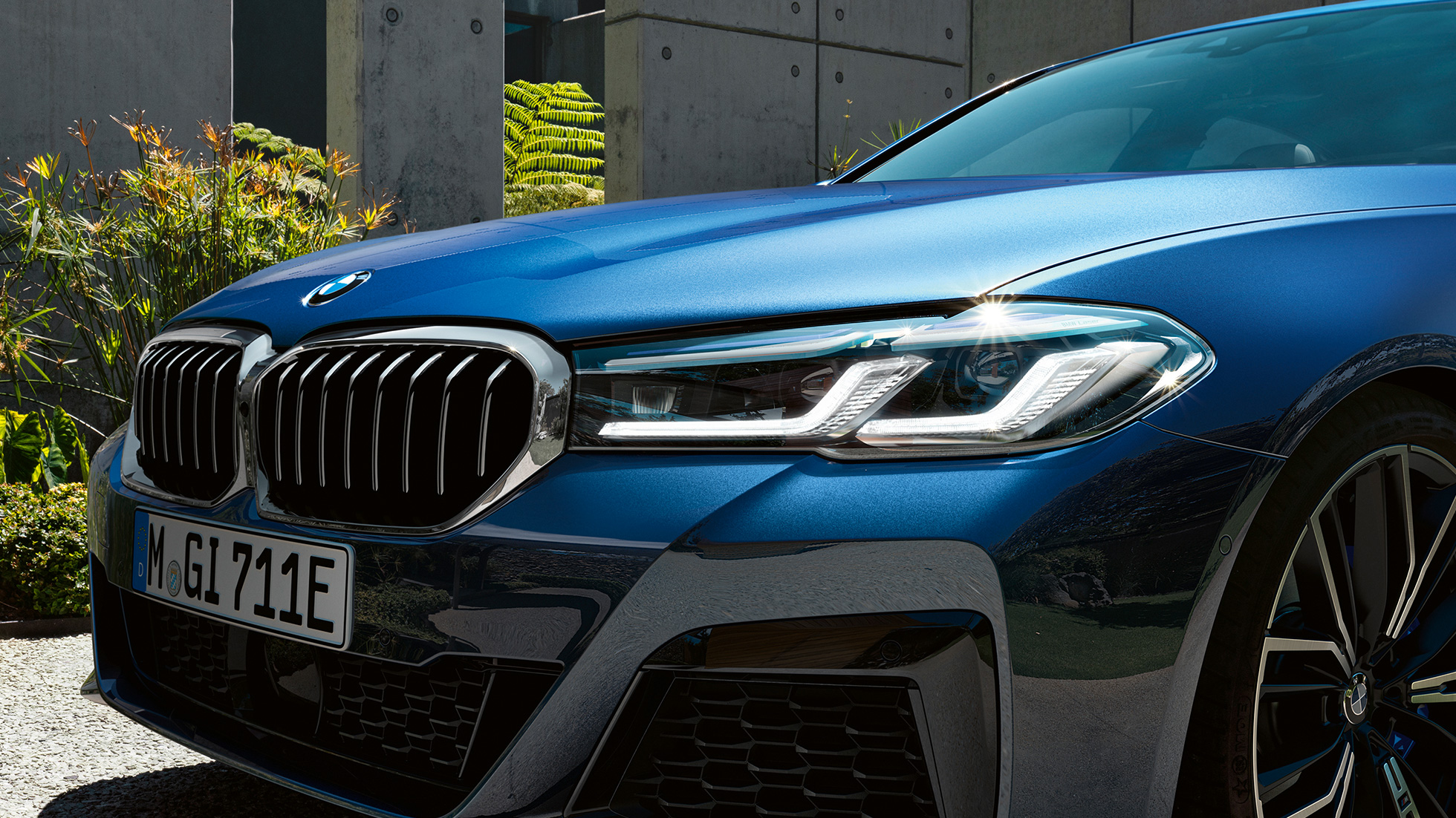 Światła laserowe w BMW serii 5 Limuzyna G30 Światła laserowe w BMW serii 5 Limuzyna G30, modernizacja 2020, niebieski Phytonic, zbliżenie przodu
