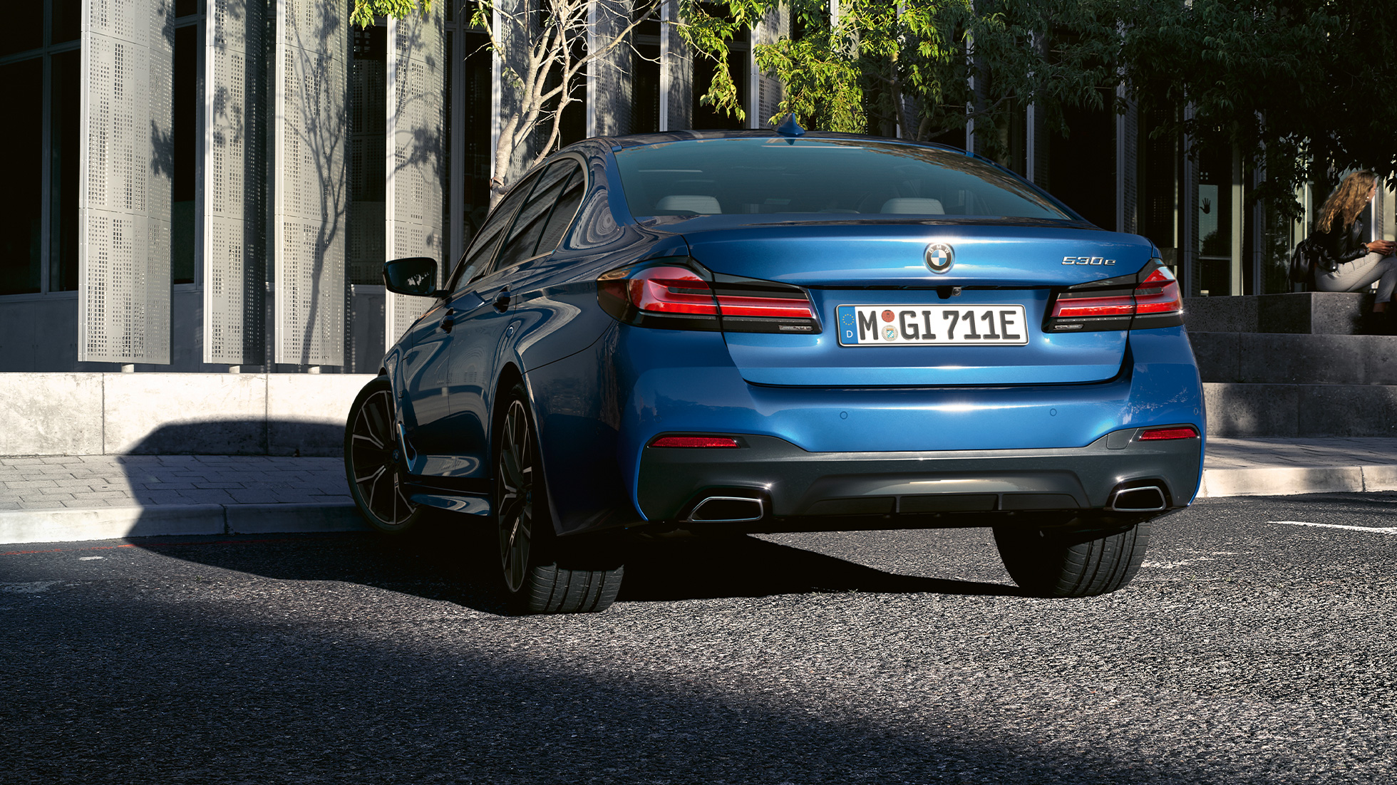Pas tylny w BMW serii 5 Limuzyna G30 Kształtowe końcówki rur wydechowych w BMW serii 5 Limuzyna G30, modernizacja 2020, niebieski Phytonic, zbliżenie tyłu