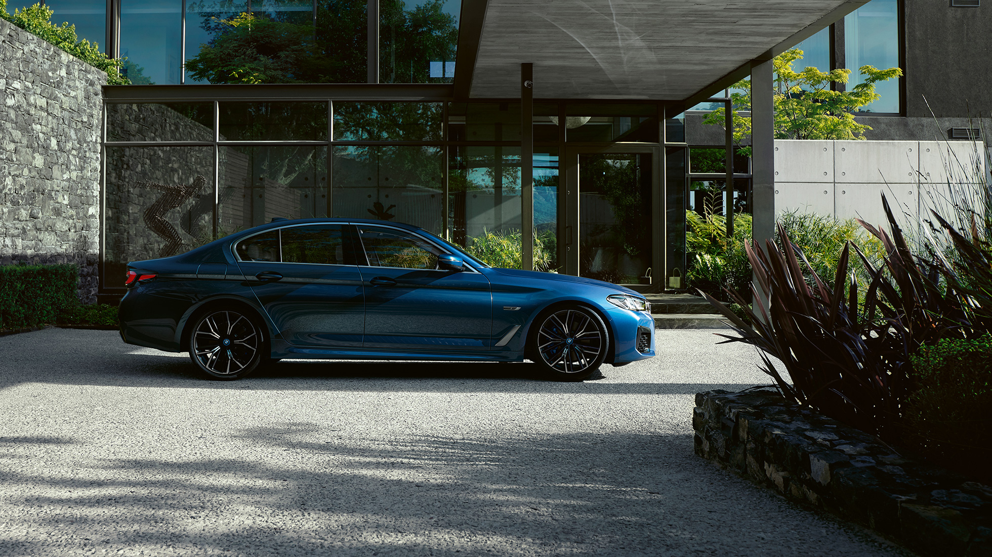 Wygląd zewnętrzny BMW serii 5 Limuzyna G30 BMW serii 5 Limuzyna G30, modernizacja 2020, niebieski Phytonic, widok z boku podczas postoju