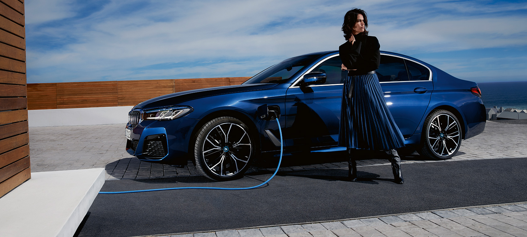 Hybryda plug-in BMW serii 5 Limuzyna 2021 G30, widok z boku podczas ładowania Hybryda plug-in BMW serii 5 Limuzyna 2021 G30, widok z boku podczas ładowania z modelem