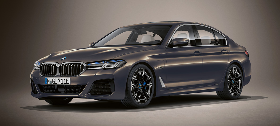 Lakier Individual w BMW serii 5 Limuzyna G30 BMW serii 5 Limuzyna Individual G30, modernizacja 2020, przedni półprofil podczas postoju