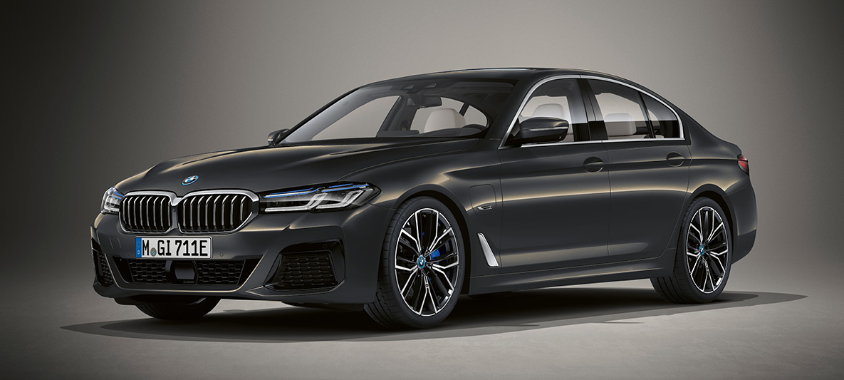 Lakier Individual w BMW serii 5 Limuzyna G30 BMW serii 5 Limuzyna Individual G30, modernizacja 2020, przedni półprofil podczas postoju