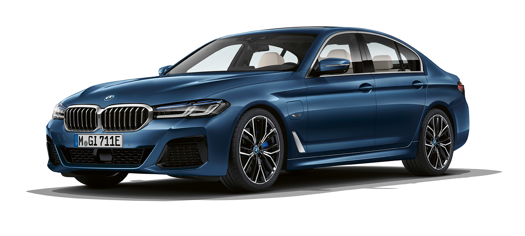 BMW serii 5 Limuzyna G30 podczas postoju BMW serii 5 Limuzyna G30, modernizacja 2020, przedni półprofil podczas postoju