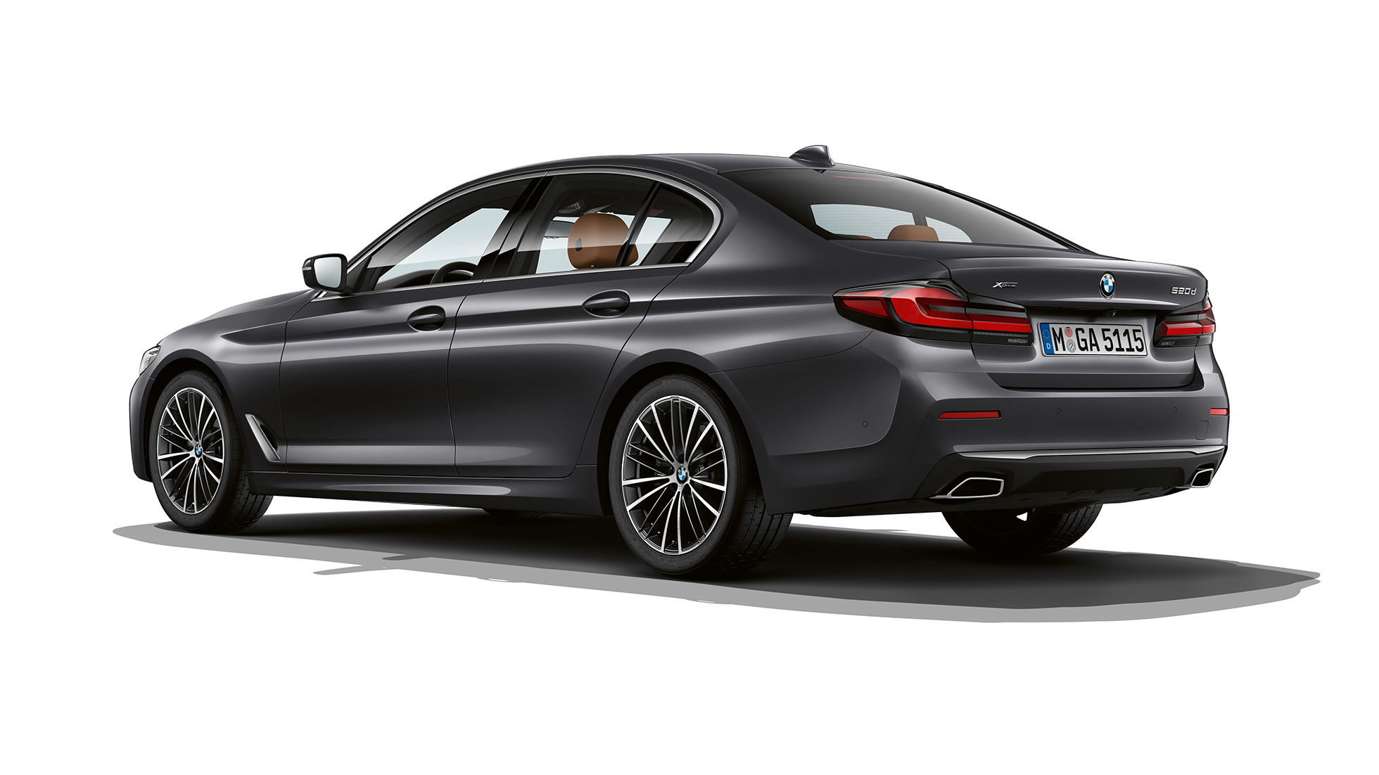 BMW serii 5 Limuzyna G30 w wyposażeniu standardowym, tył BMW serii 5 Limuzyna 540i G30 2020 w wyposażeniu standardowym, szary Sophisto, tylny półprofil