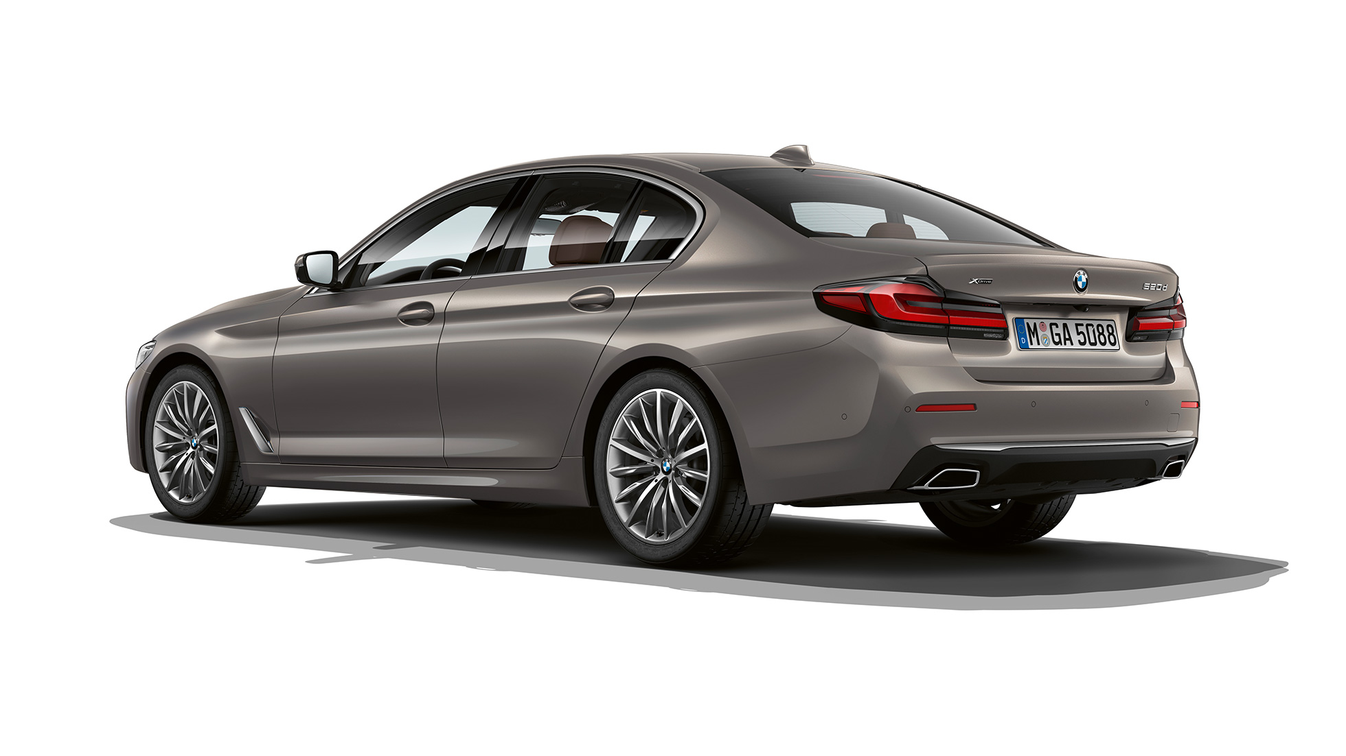 BMW serii 5 Limuzyna G30 Luxury Line, tył BMW serii 5 Limuzyna 520d xDrive G30 2020 Luxury Line w kolorze szarym Bernina, tylny półprofil