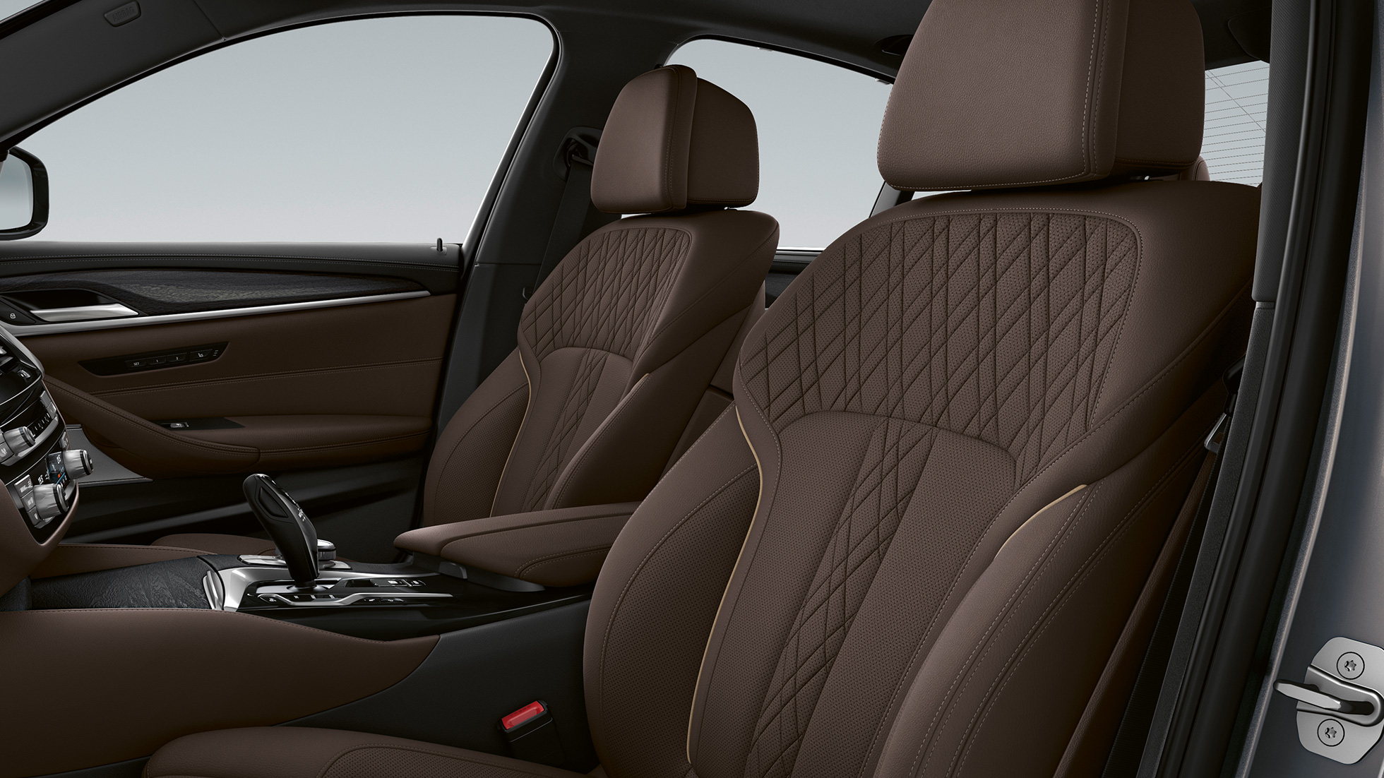 Tapicerka BMW serii 5 Limuzyna G30 Luxury Line Tapicerka z ekskluzywnej skóry Nappa w kolorze mokki z ekskluzywnym stebnowaniem i kontrastującą lamówką w BMW serii 5 Limuzyna 520d xDrive G30 2020 Luxury Line, wnętrze