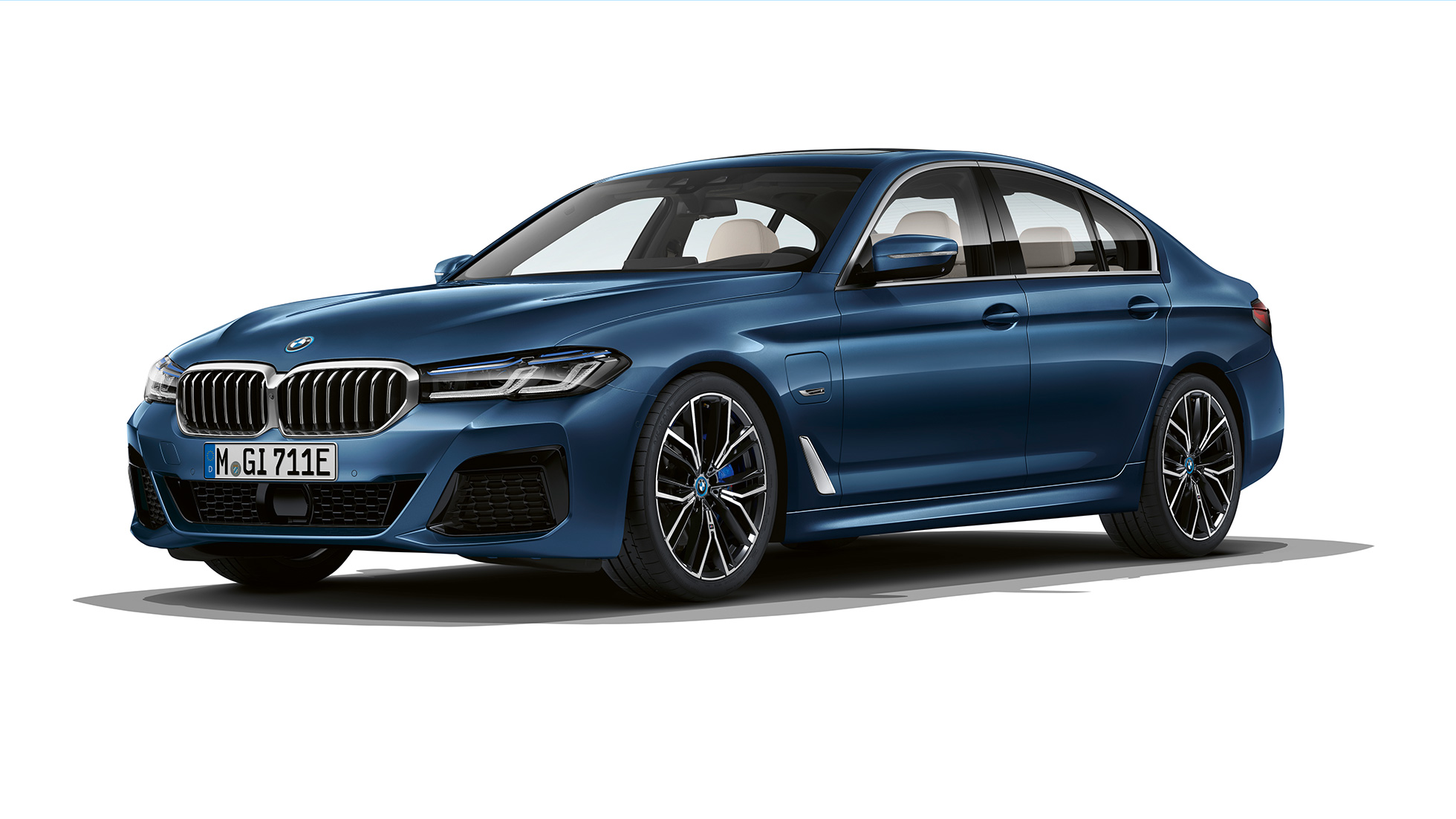 BMW serii 5 Limuzyna G30 Plug-in Hybrid z pakietem sportowym M, przód BMW serii 5 Limuzyna 520d xDrive G30 2020 z pakietem sportowym M w kolorze bieli alpejskiej, przedni półprofil