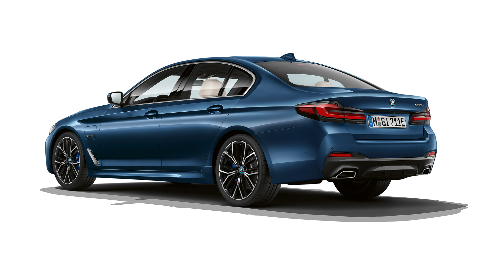 BMW serii 5 Limuzyna G30 Plug-in Hybrid z pakietem sportowym M, tył BMW serii 5 Limuzyna 520d xDrive G30 2020 z pakietem sportowym M w kolorze bieli alpejskiej, tylny półprofil