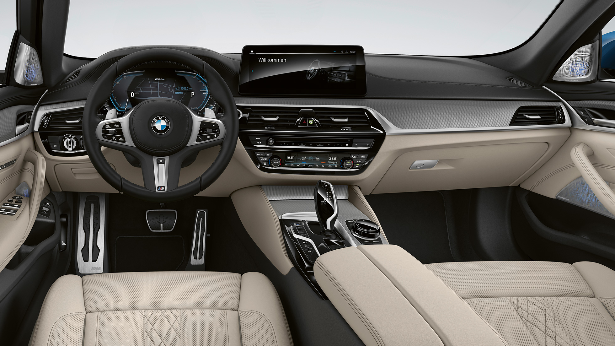 Kokpit BMW serii 5 Limuzyna Plug-in Hybrid G30 z pakietem sportowym M Kokpit BMW serii 5 Limuzyna 520d xDrive G30 2020 z pakietem sportowym M, skóra Dakota w kolorze czarnym z kontrastującym niebieskim pikowaniem, wnętrze