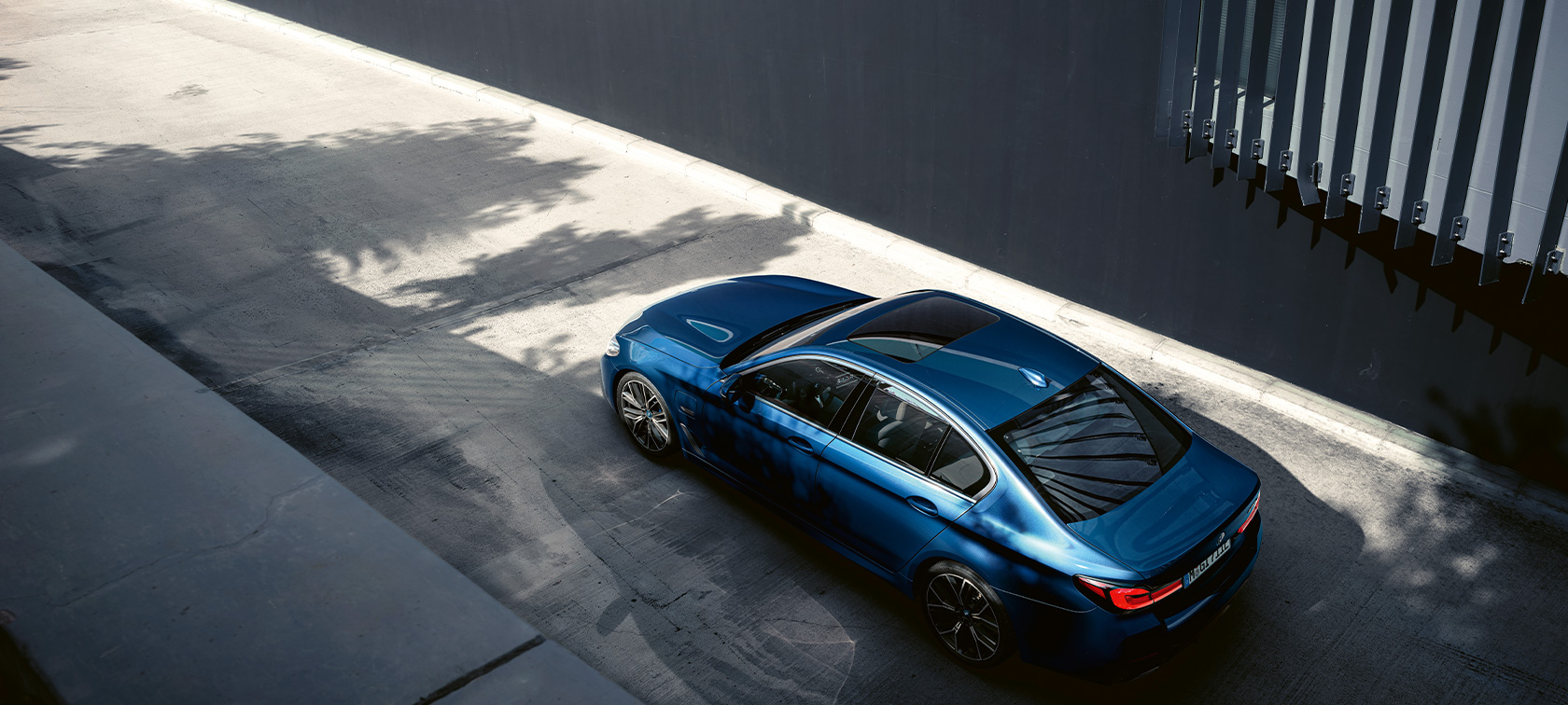 BMW serii 5 Limuzyna G30 podczas postoju BMW serii 5 Limuzyna G30, modernizacja 2020, niebieski Phytonic, widok z góry podczas postoju