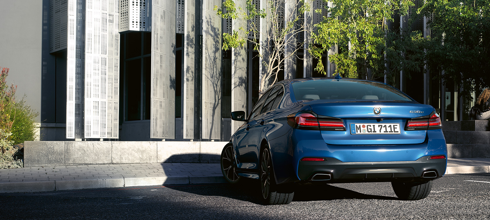 BMW serii 5 Limuzyna podczas postoju BMW serii 5 Limuzyna G30, modernizacja 2020, niebieski Phytonic, widok z tyłu podczas postoju