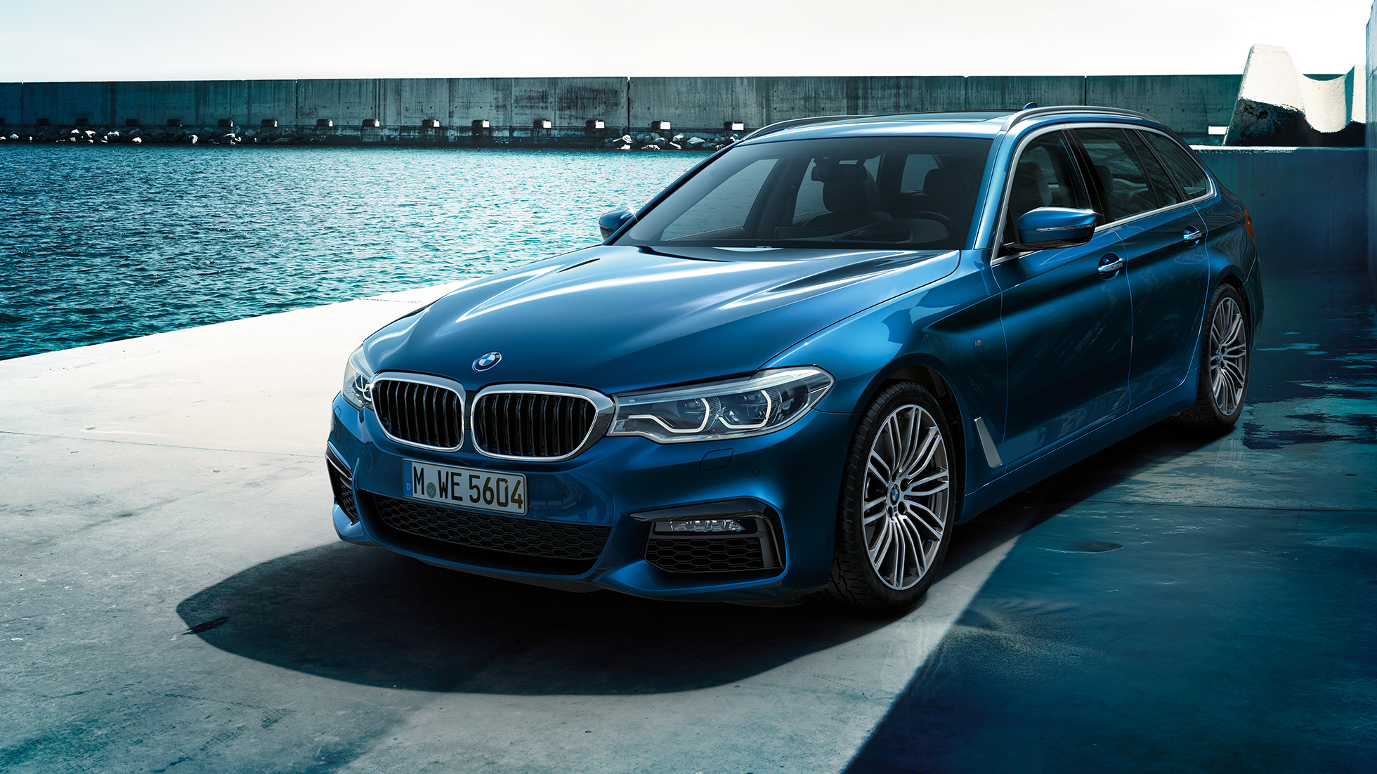 Design BMW 5er Touring BMW serii 5 Touring 530d xDrive Touring G31, niebieski śródziemnomorski metalizowany, przedni półprofil