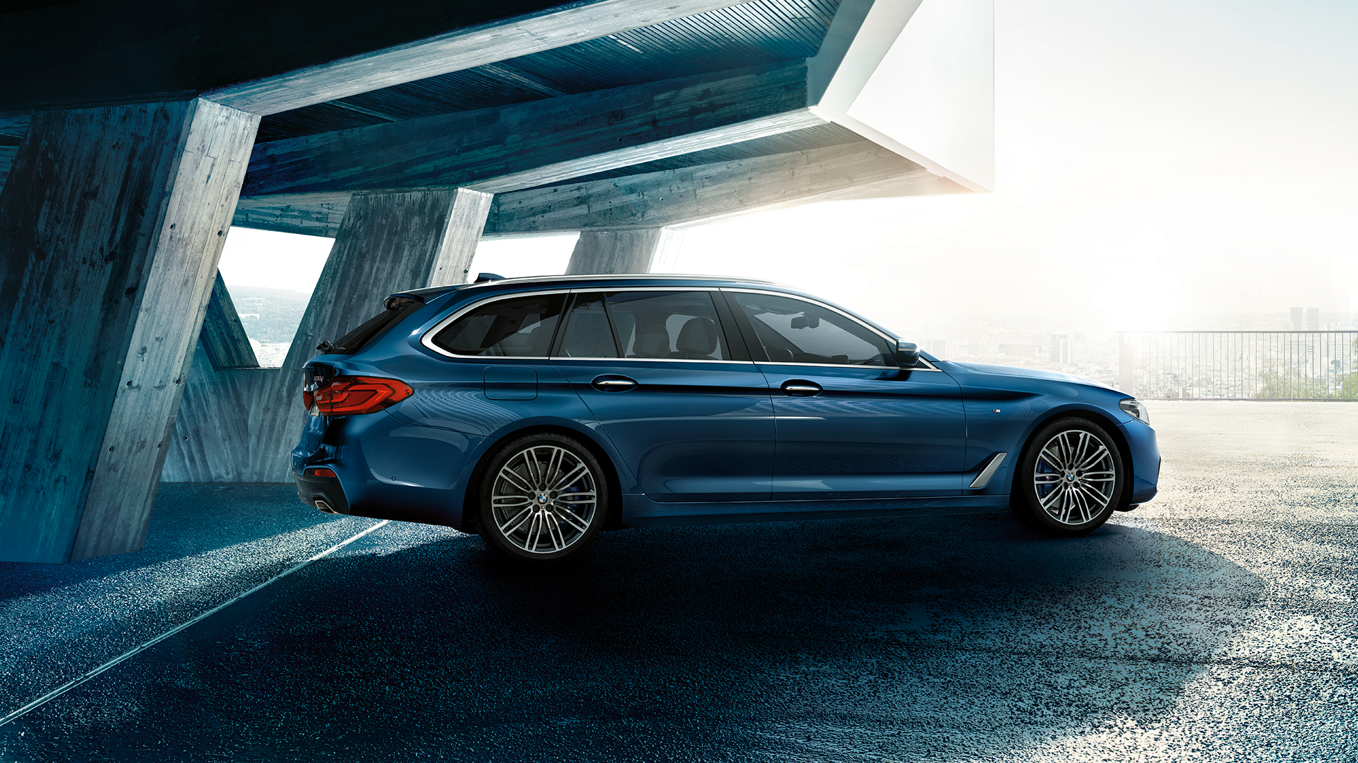 Widok z boku BMW serii 5 Touring BMW serii 5 Touring 530d xDrive Touring G31, niebieski śródziemnomorski metalizowany, półprofil