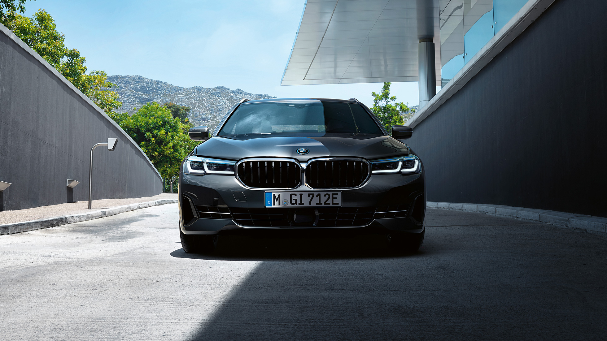 Atrapa chłodnicy BMW i pas przedni w BMW serii 5 Touring G31 Atrapa chłodnicy i pas przedni w BMW serii 5 Touring G31, modernizacja 2020, szary Sophisto, zbliżenie przodu