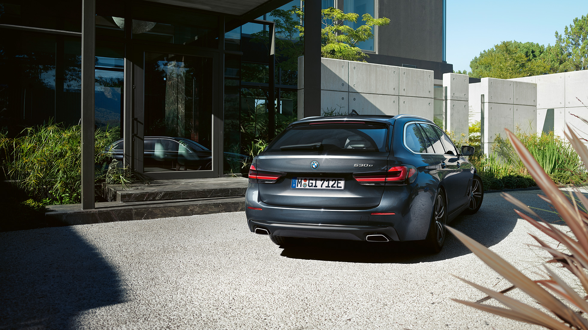 Pas tylny i kształtowe końcówki rur wydechowych w BMW serii 5 Touring G31 Pas tylny i kształtowe końcówki rur wydechowych w BMW serii 5 Touring G31, modernizacja 2020, szary Sophisto, zbliżenie tyłu