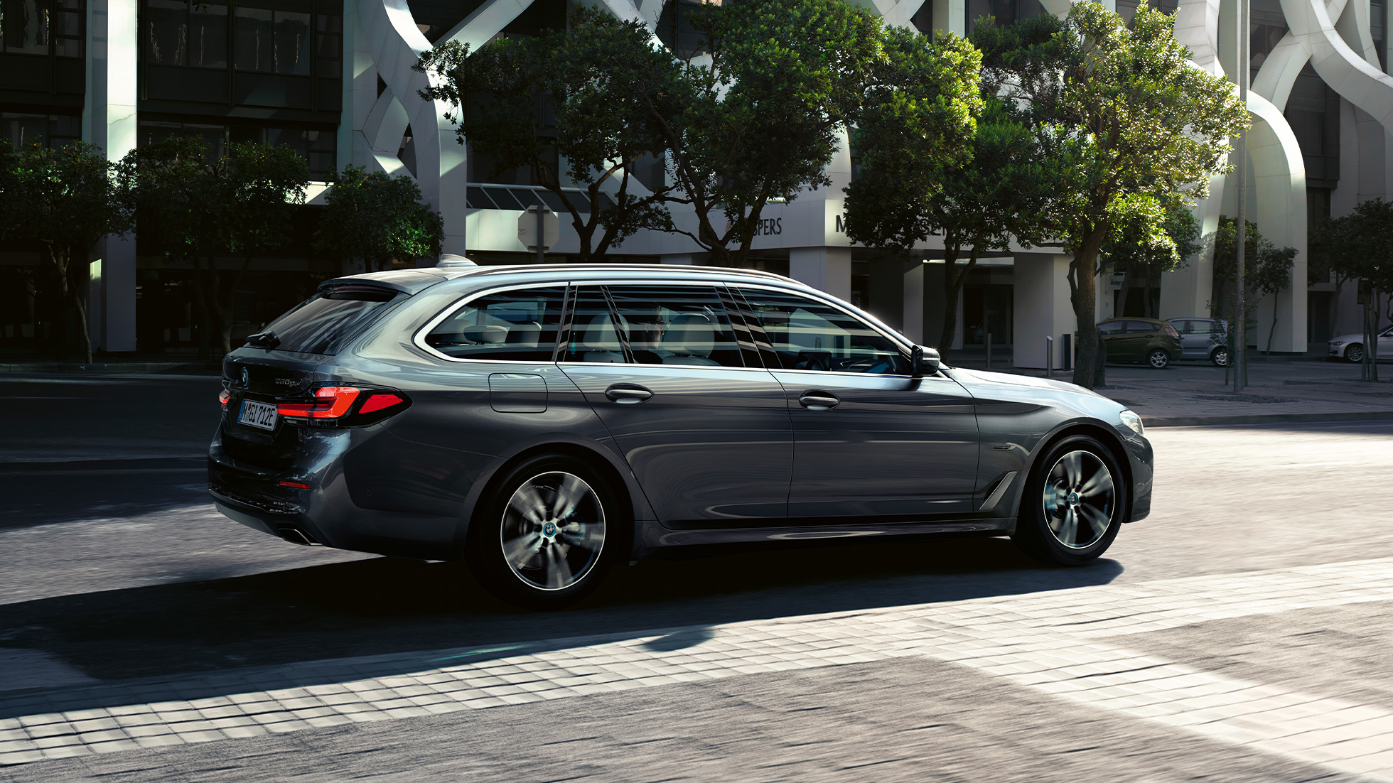 BMW serii 5 Touring G31, widok z boku BMW serii 5 Touring G31, modernizacja 2020, szary Sophisto, widok z boku podczas postoju