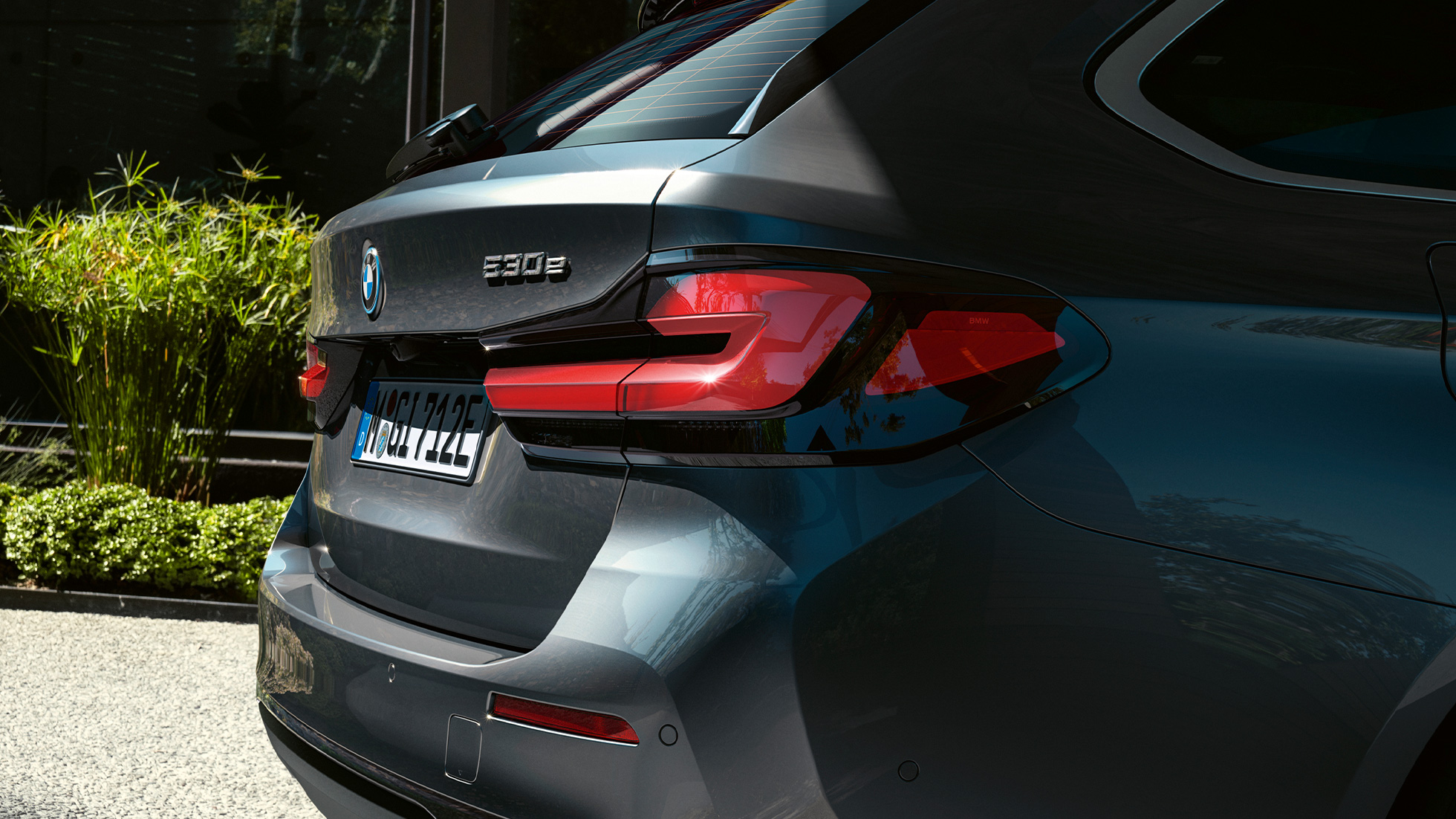 Trójwymiarowe lampy tylne w BMW serii 5 Touring G31 Trójwymiarowe lampy tylne w BMW serii 5 Touring G31, modernizacja 2020, szary Sophisto, zbliżenie tyłu