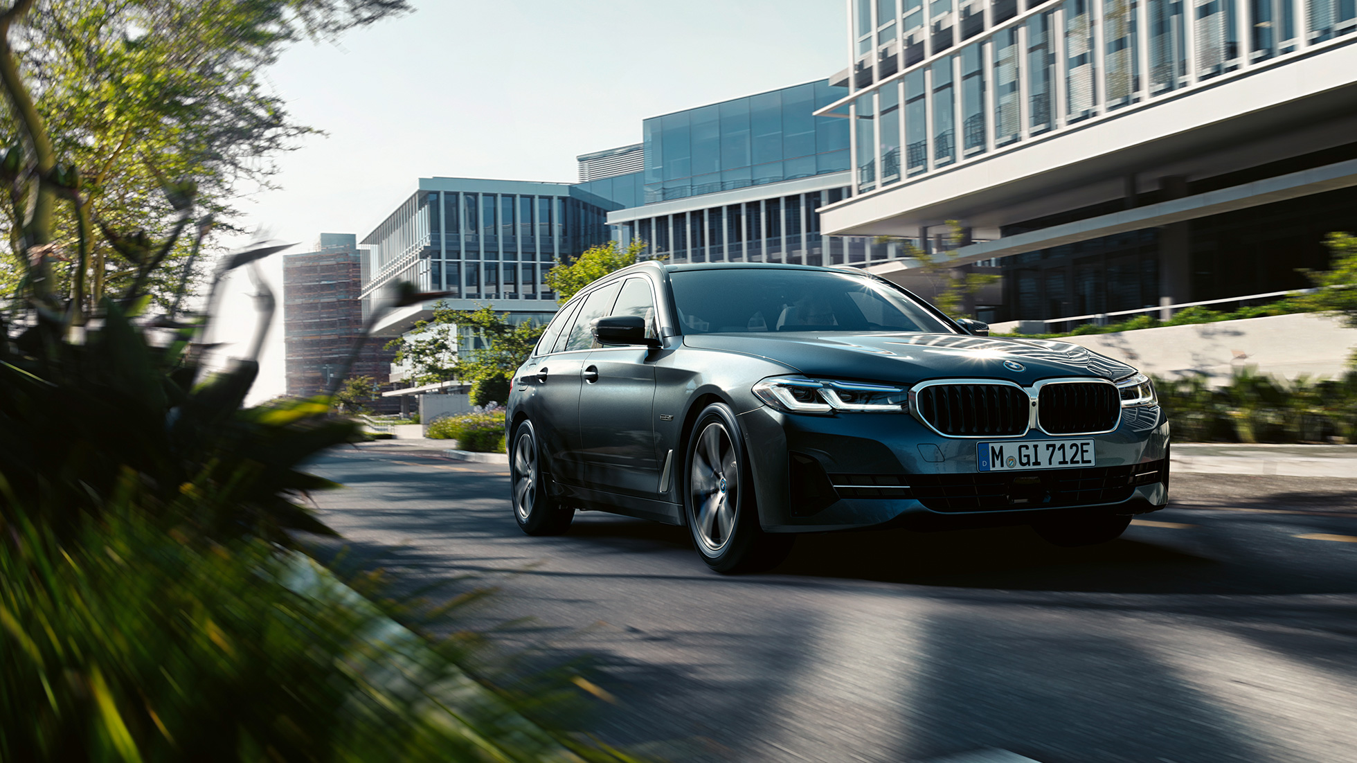 BMW serii 5 Touring G31, wygląd zewnętrzny BMW serii 5 Touring G31, modernizacja 2020, szary Sophisto, przedni półprofil podczas jazdy w mieście