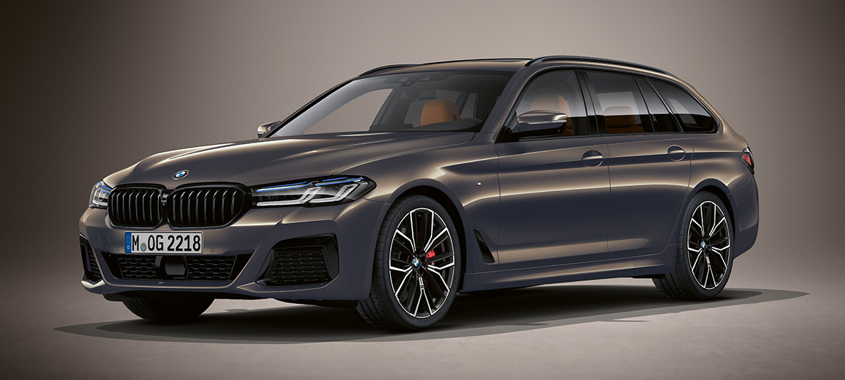 Lakier Individual w BMW serii 5 Touring G31 BMW serii 5 Touring Individual G31, modernizacja 2020, przedni półprofil podczas postoju