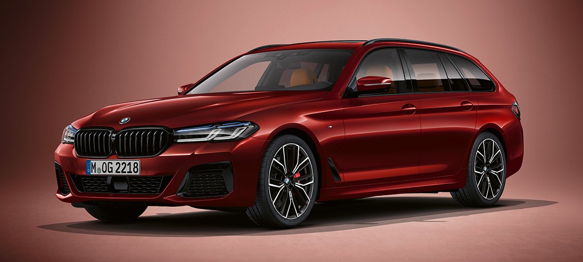 Lakier Individual w BMW serii 5 Touring G31 BMW serii 5 Touring Individual G31, modernizacja 2020, przedni półprofil podczas postoju