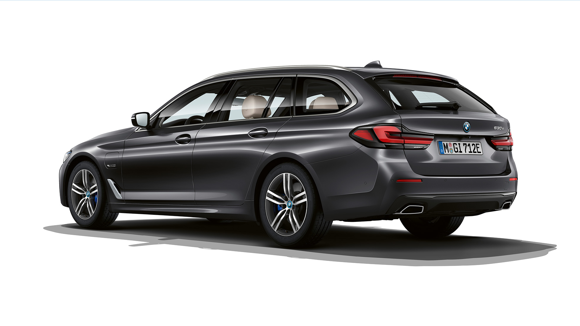 BMW serii 5 Touring G31 w wyposażeniu standardowym, tył BMW serii 5 Touring 530i G31 2020 w wyposażeniu standardowym, szary Sophisto, tylny półprofil