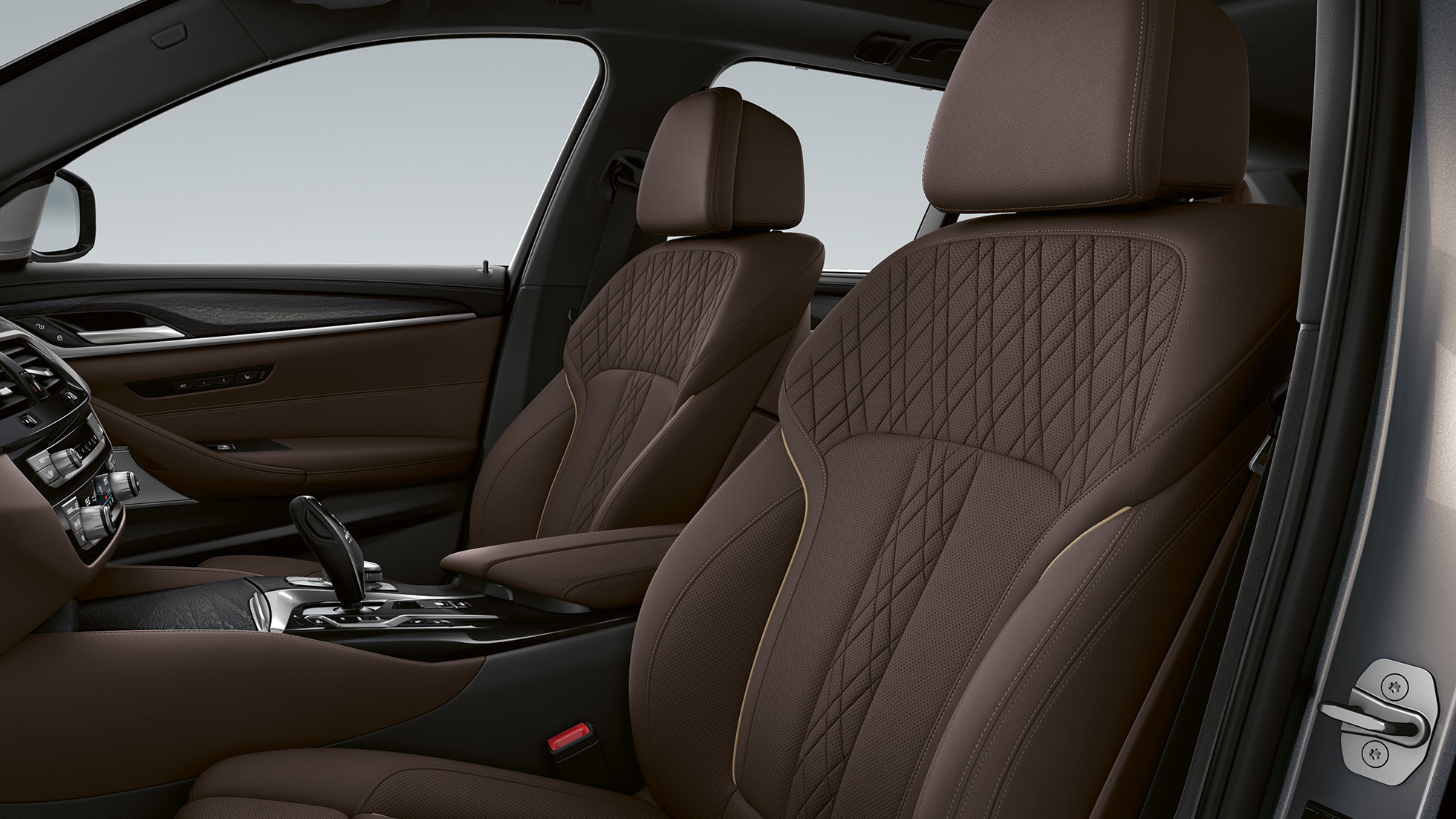 Tapicerka BMW serii 5 Touring G31 Luxury Line Tapicerka z ekskluzywnej skóry Nappa w kolorze mokki z ekskluzywnym stebnowaniem i kontrastującą lamówką w BMW serii 5 Touring 530i G31 2020 Luxury Line, wnętrze