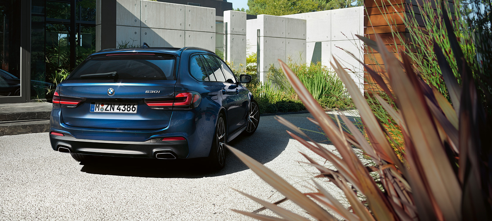 Akcesoria do BMW serii 5 Touring G31 BMW serii 5 Touring z pojemnikiem dachowym BMW 520 G31, modernizacja 2020, przedni półprofil podczas postoju