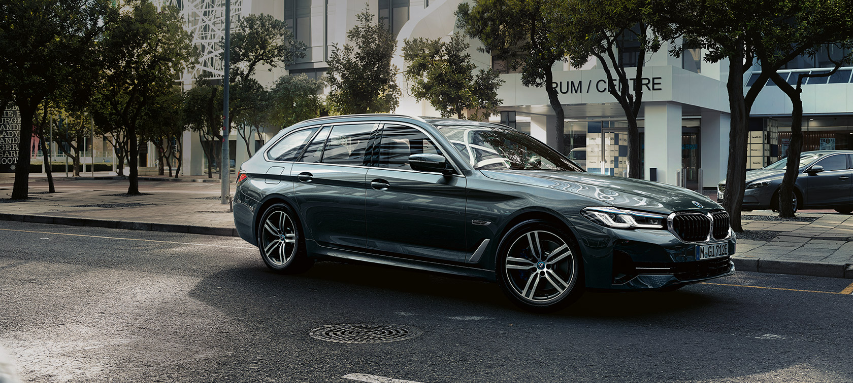 BMW serii 5 Touring G31 modernizacja 2020 szary Sophisto widok z&nbsp;przodu 7/8 podczas jazdy na obrzeżach miasta