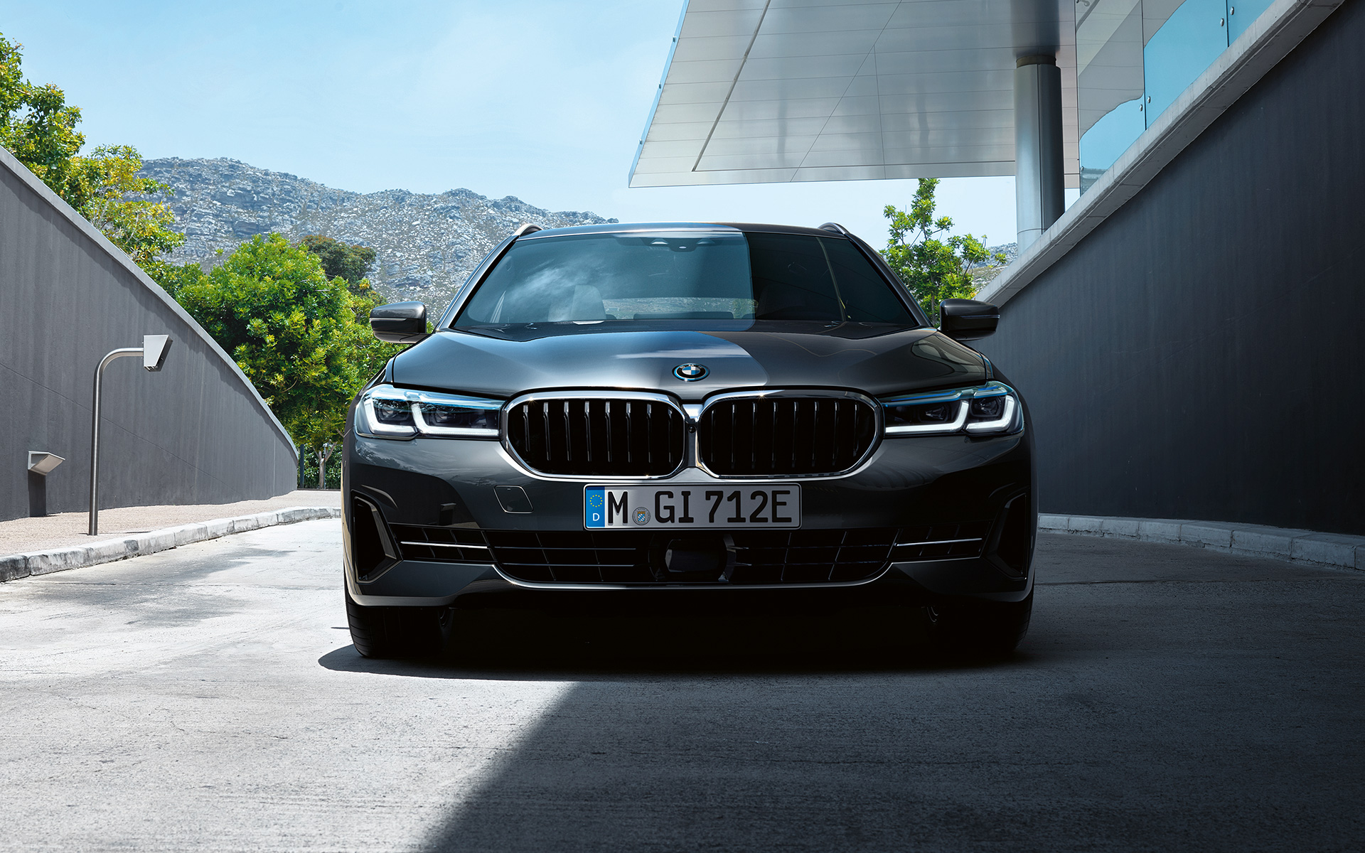 Atrapa chłodnicy BMW i pas przedni w BMW serii 5 Touring G31 LCI Atrapa chłodnicy i pas przedni w BMW serii 5 Touring G31 modernizacja 2020 szary Sophisto przód