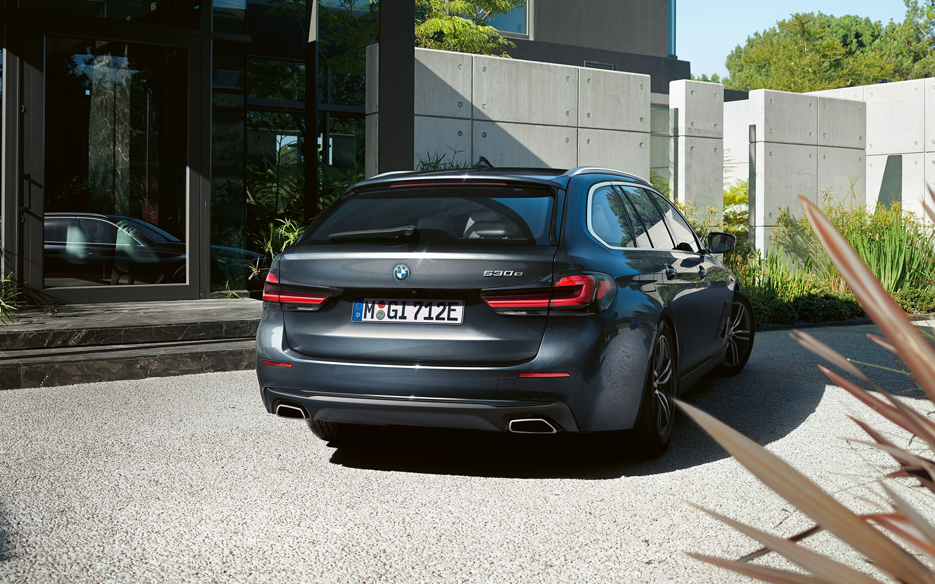 Pas tylny i kształtowe końcówki rur wydechowych w BMW serii 5 Touring G31 LCI Pas tylny i kształtowe końcówki rur wydechowych w BMW serii 5 Touring G31 modernizacja 2020 szary Sophisto tył