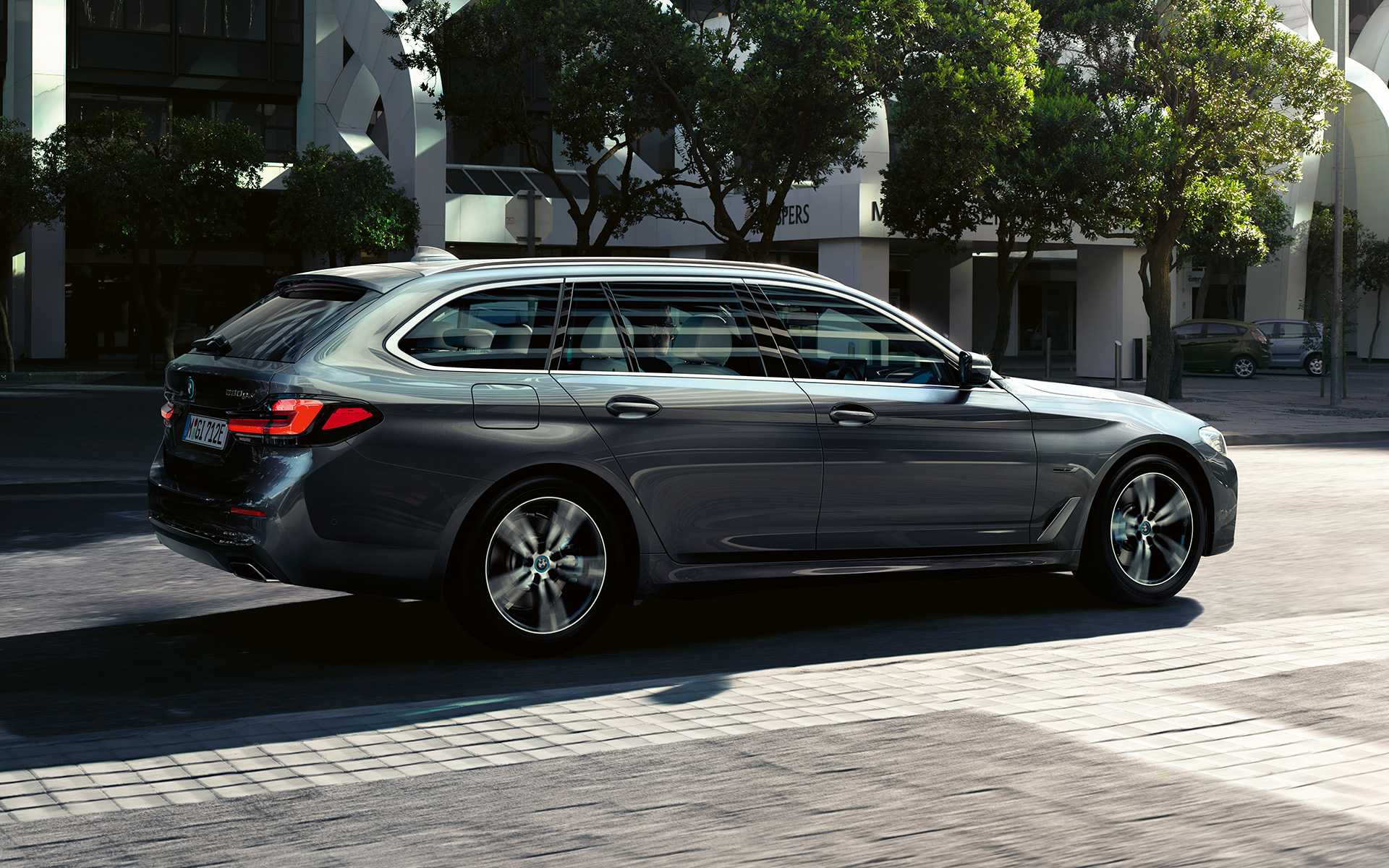 BMW serii 5 Touring G31 modernizacja 2020 szary Sophisto widok z boku 7/8 BMW serii 5 Touring G31 modernizacja 2020 szary Sophisto widok z boku 7/8