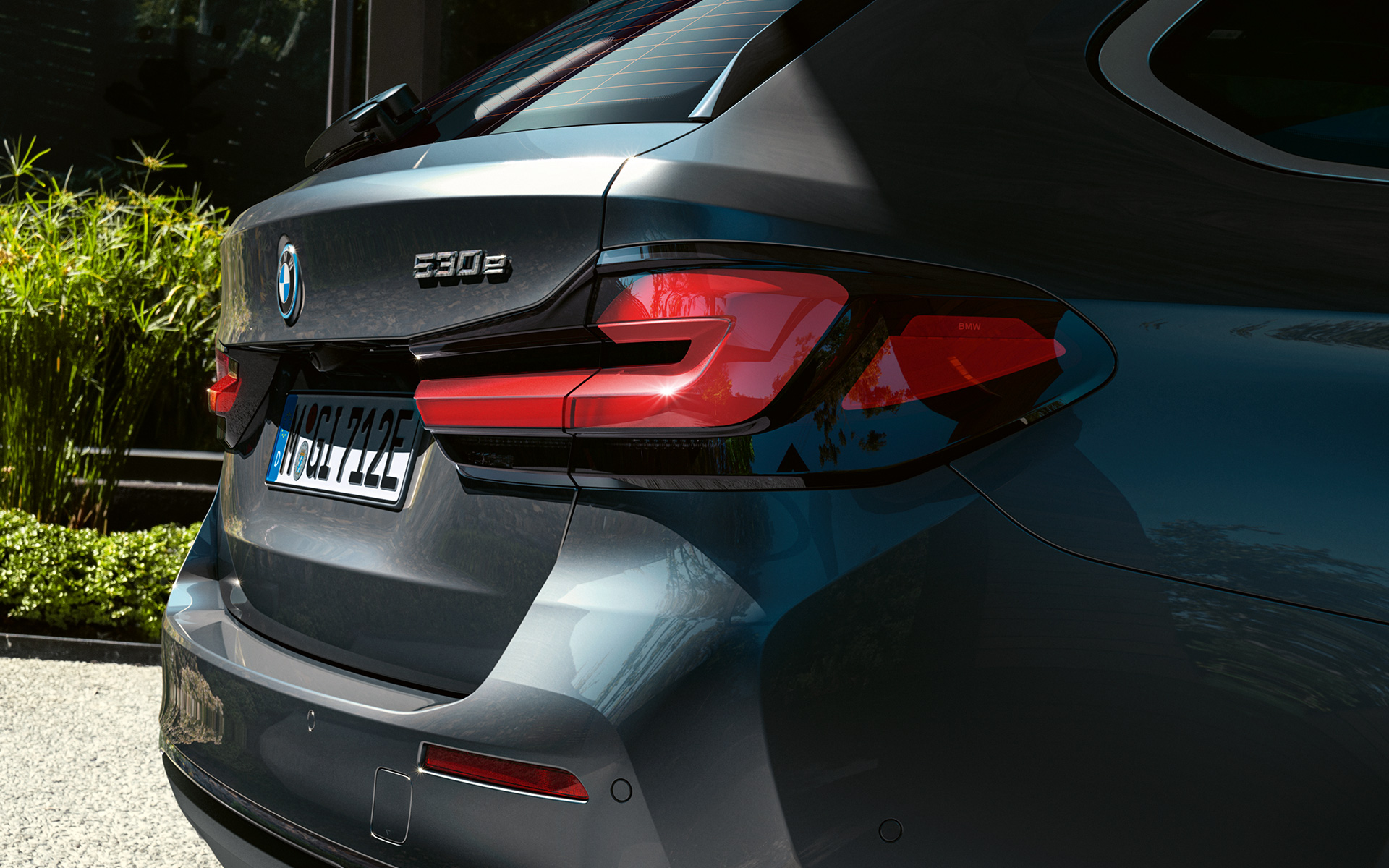 Trójwymiarowe lampy tylne w BMW serii 5 Touring G31 LCI Trójwymiarowe lampy tylne w BMW serii 5 Touring G31 modernizacja 2020 szary Sophisto zbliżenie tyłu