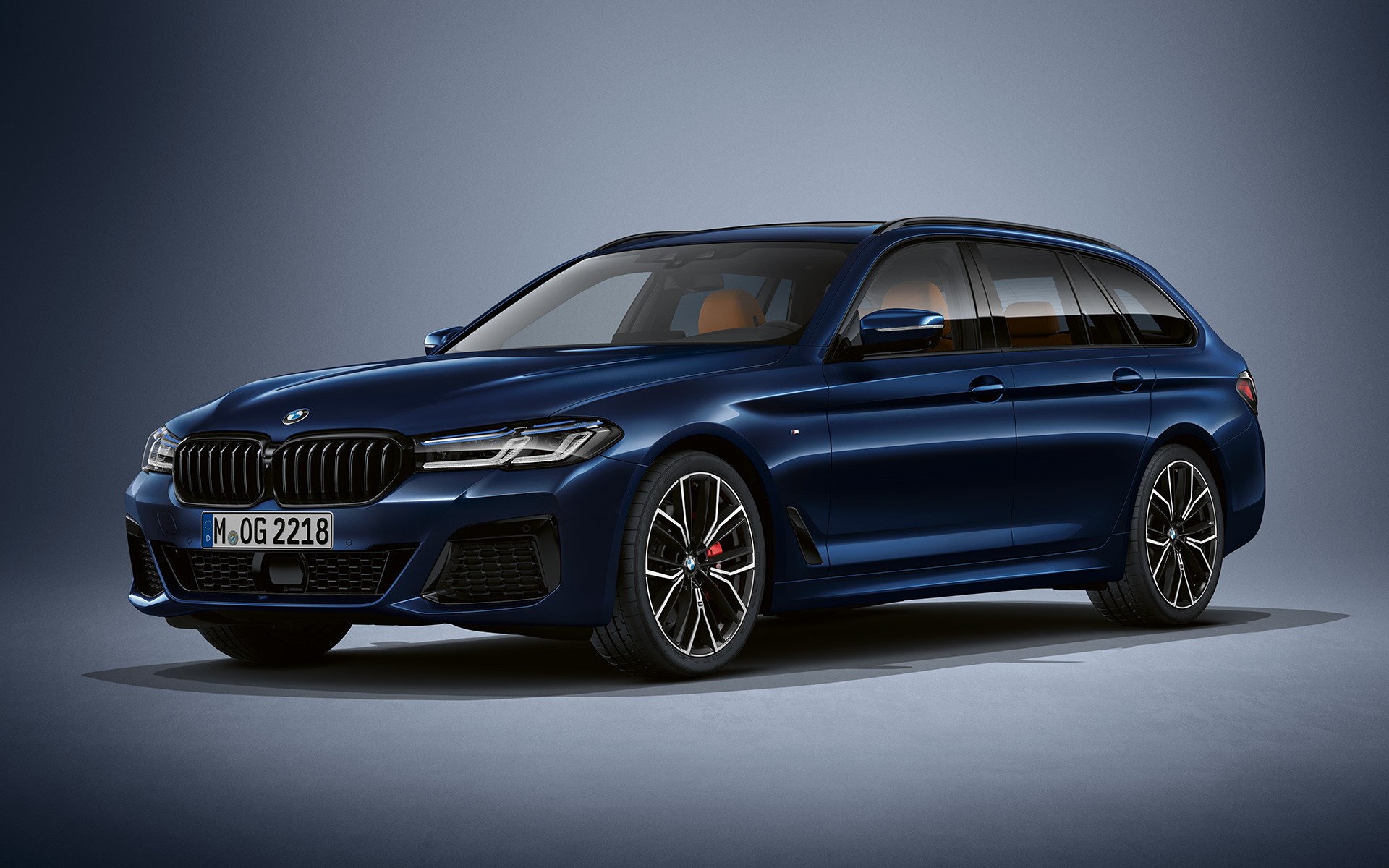 BMW serii 5 Touring G31 LCI niebieski tanzanit BMW Individual metalizowany BMW serii 5 Touring Individual G31 modernizacja 2020 przedni półprofil podczas postoju niebieski tanzanit BMW Individual metalizowany