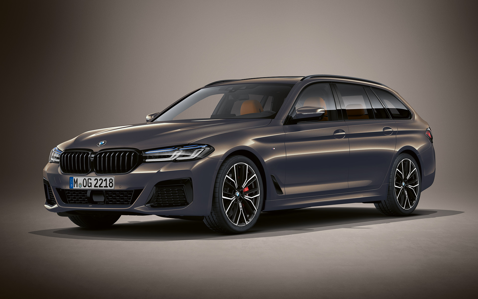BMW serii 5 Touring G31 LCI szary alwit BMW Individual metalizowany BMW serii 5 Touring Individual G31 modernizacja 2020 przedni półprofil podczas postoju szary alwit BMW Individual, metalizowany