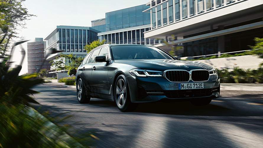 BMW serii 5 Touring G31 LCI wygląd zewnętrzny BMW serii 5 Touring G31 modernizacja 2020 530e PHEV szary Sophisto na drodze pozamiejskiej