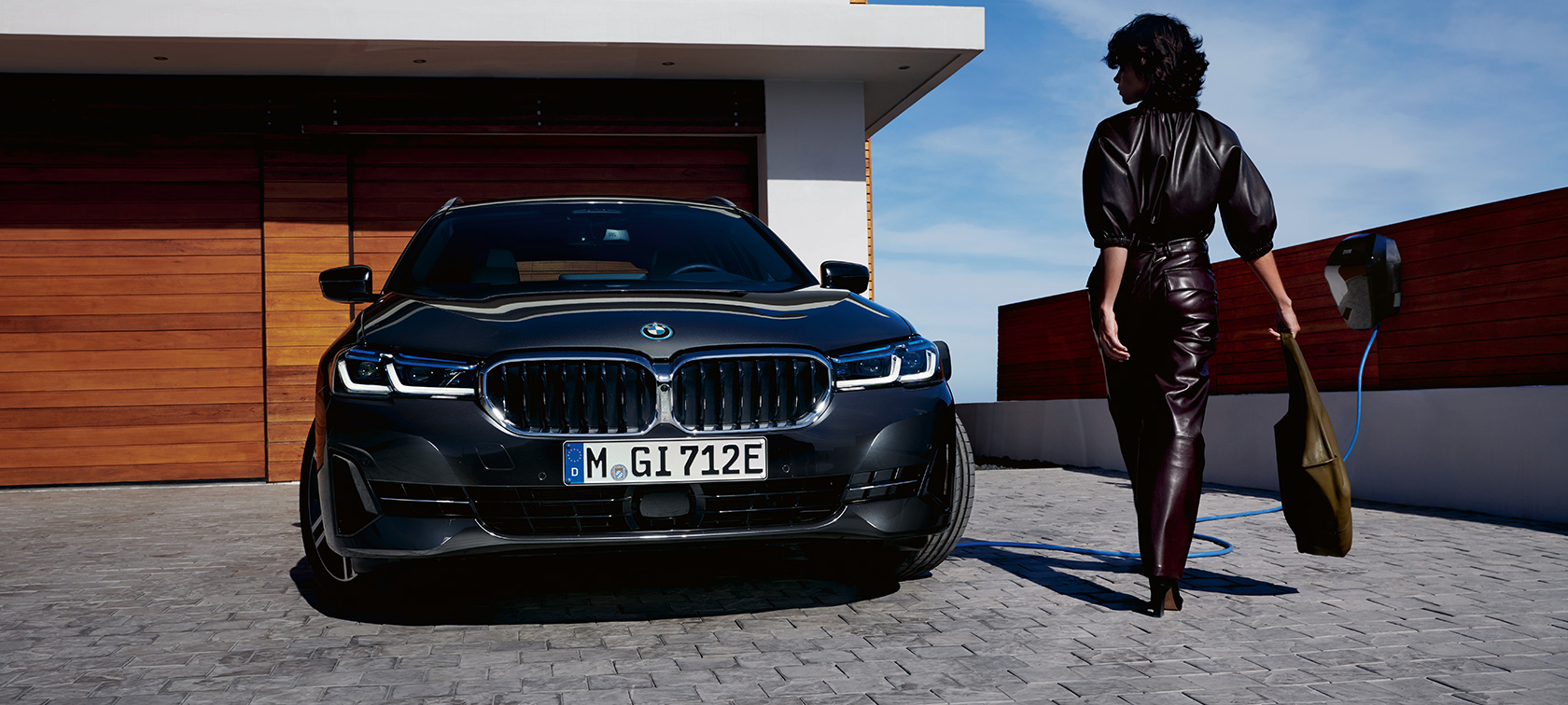 Hybryda plug-in BMW serii 5 Touring 2021 G31 LCI widok z przodu podczas ładowania Hybryda plug-in BMW serii 5 Touring 2021 G31 LCI widok z przodu podczas ładowania z modelem