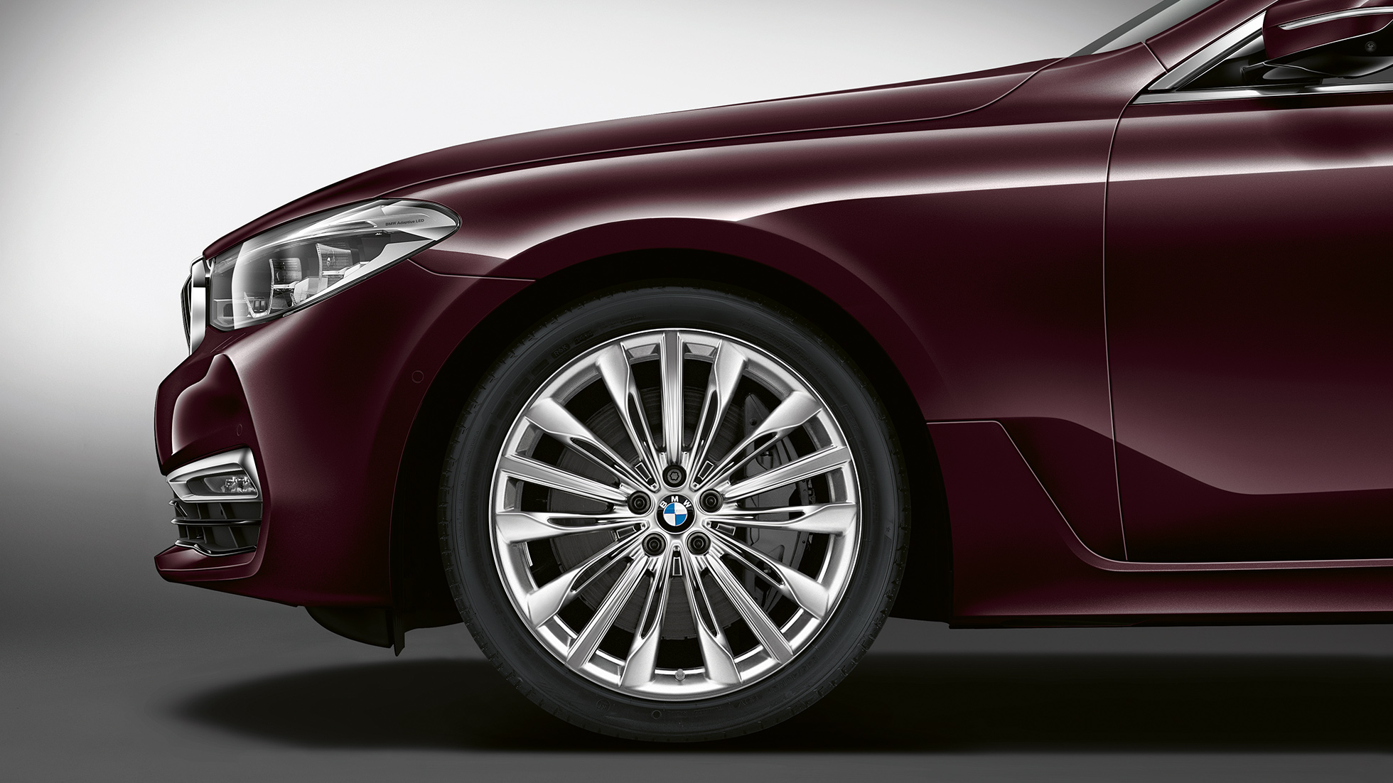 BMW serii 6 Gran Turismo G32 Luxury Line, tył, przedni półprofil BMW serii 6 Gran Turismo G32 2017 Luxury Line, królewski burgund, przedni półprofil z obręczą ze stopów lekkich Multi Spoke 644