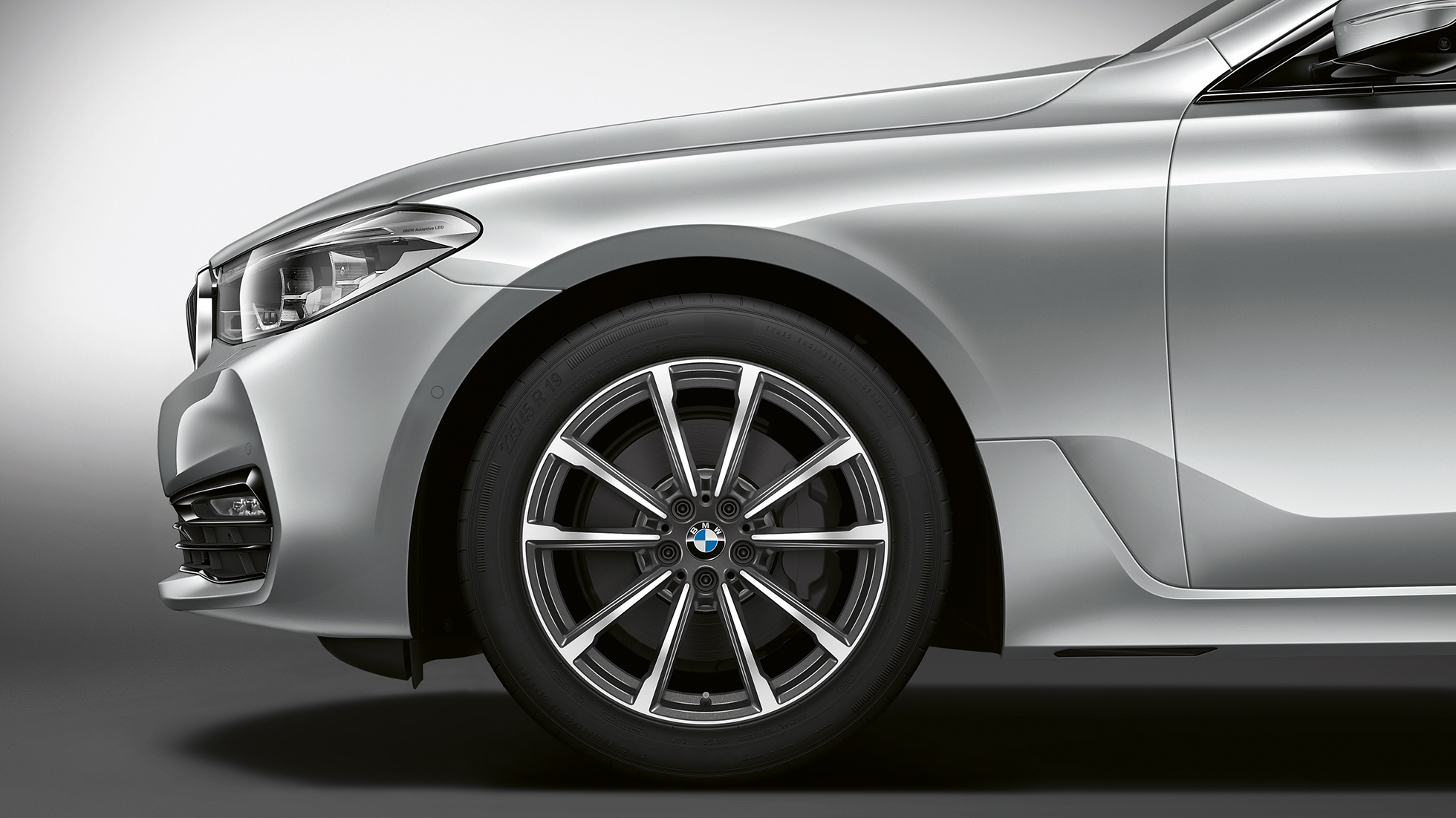 BMW serii 6 Gran Turismo G32 Sport Line, przedni półprofil BMW serii 6 Gran Turismo G32 2017 Sport Line, srebro lodowcowe, metalizowany, przedni półprofil z obręczą ze stopów lekkich V Spoke 685