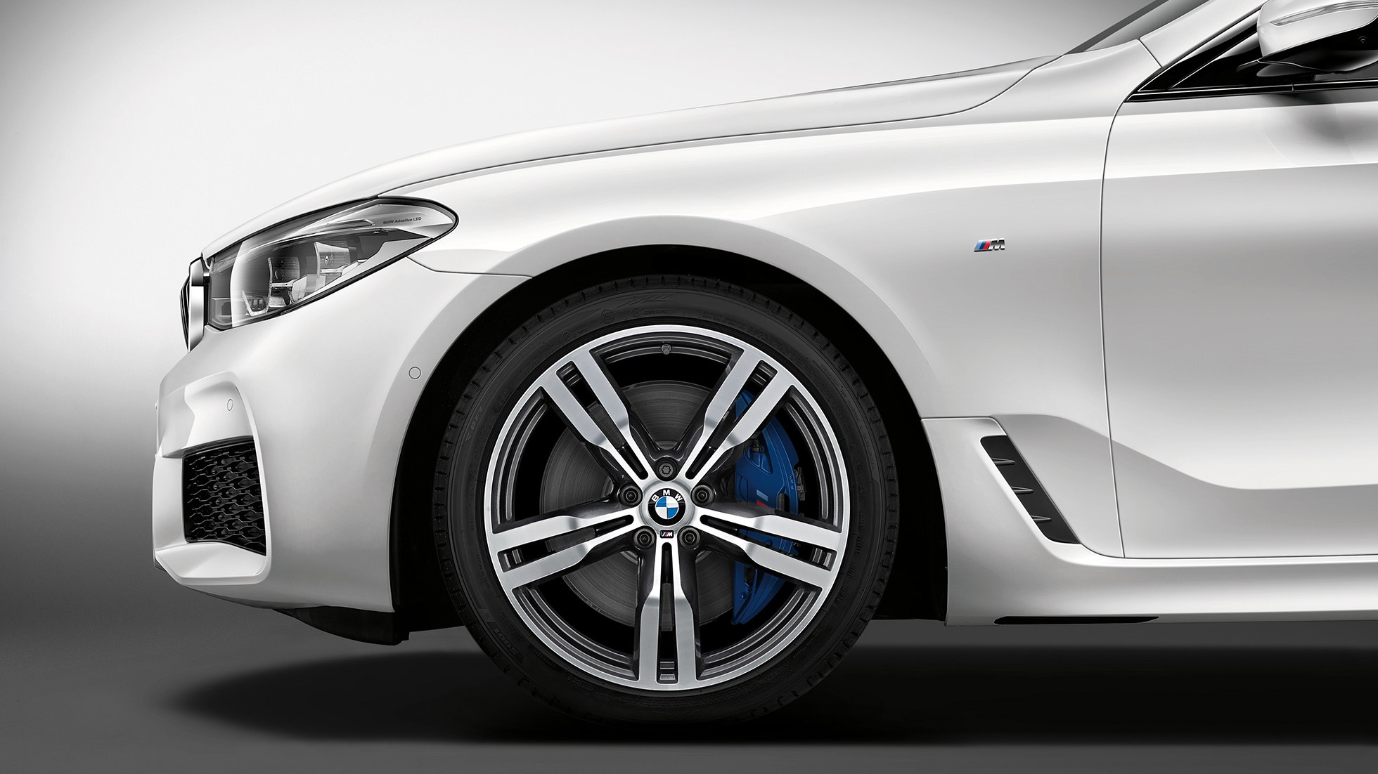 BMW serii 6 Gran Turismo G32 z pakietem sportowym M, tył, przedni półprofil BMW serii 6 Gran Turismo G32 2017 z pakietem sportowym M, biel mineralna, metalizowany, przedni półprofil z obręczą ze stopów lekkich Double Spoke 647 M
