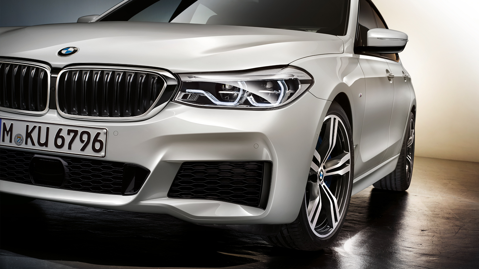 BMW serii 6 Gran Turismo G32, zbliżenie przodu BMW serii 6 Gran Turismo G32 2017, biel mineralna, metalizowany, zbliżenie przodu