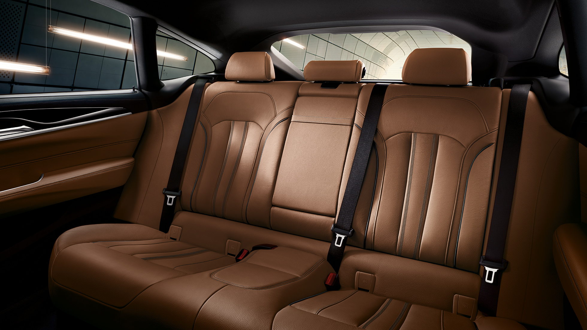 BMW serii 6 Gran Turismo G32, tylna część kabiny BMW serii 6 Gran Turismo G32 2017, biel mineralna, metalizowany, tylna część kabiny z kanapą